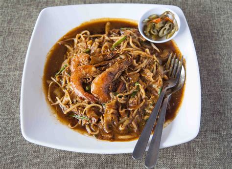  Char Kuey Teow -  매콤함과 쫄깃함이 만나는 완벽한 조화, 말레이시아 쿠알라룸푸르의 기본 음식!