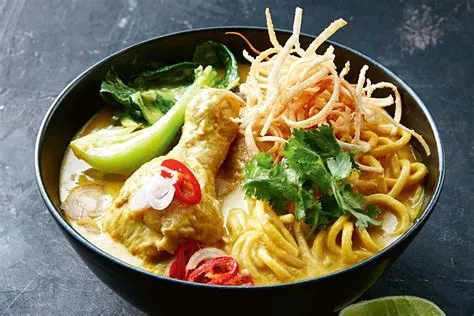  Khao Soi, 매콤한 카레 육수에 부드러운 면이 어우러진 하루살이 신세계!